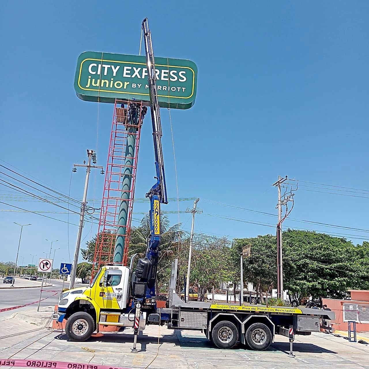 Maniobra de izaje en zona urbana