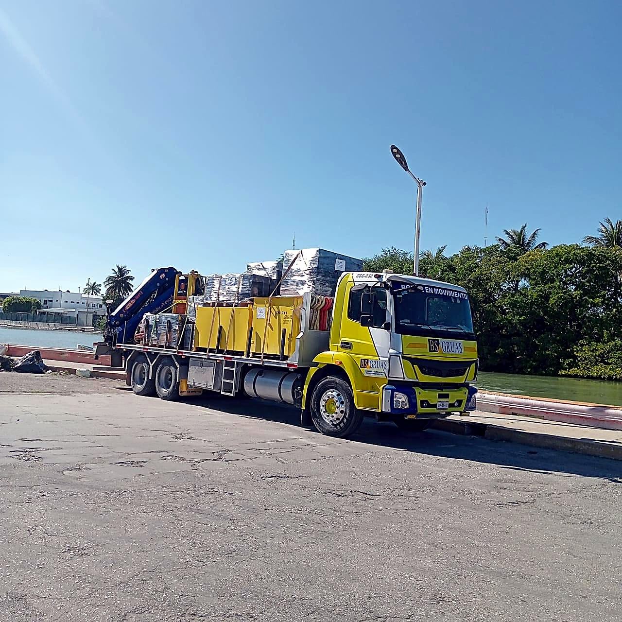 Unidad de BS GRÚAS en traslado de carga